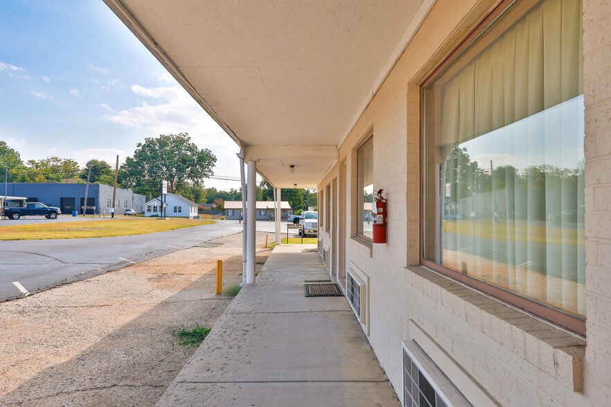 More Photos Of 551 Elm St, Martin Hotel For Sale