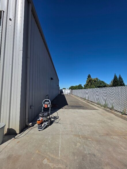 More Photos Of 500 Delano Dr, Oakdale Showroom For Lease