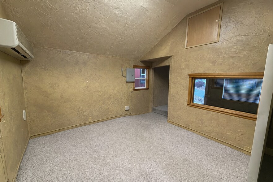 More Photos Of 1427 SW Highland Ave, Redmond Serviced Offices For Sale