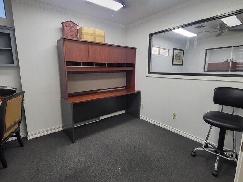 More Photos Of 2409 Maxwell Ln, Deer Park Office For Lease