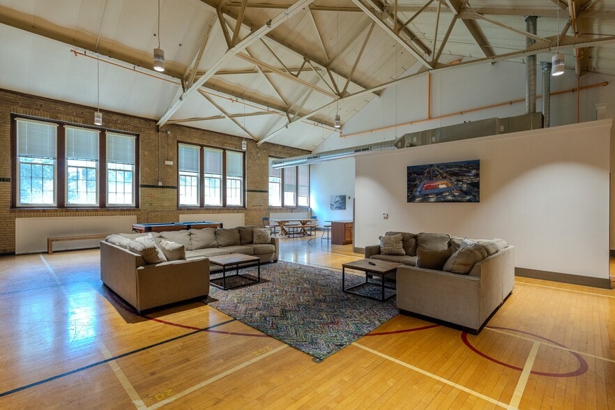 More Photos Of 1351 N Hanley Rd, University City Apartments For Sale