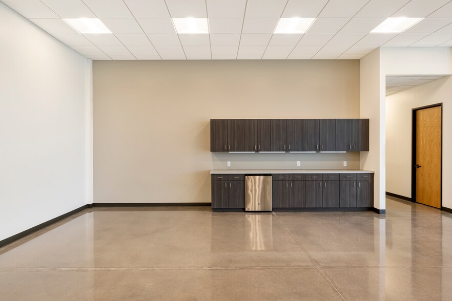 More Photos Of 13301 N 137th Ave, Surprise Distribution For Lease