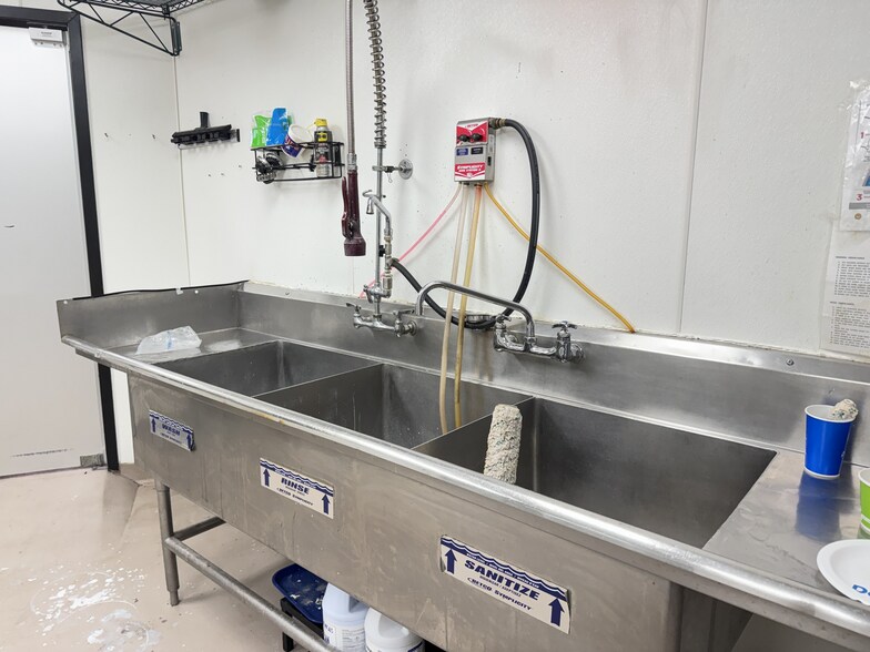 More Photos Of 130 New Towne Square Dr, Toledo Freestanding For Lease