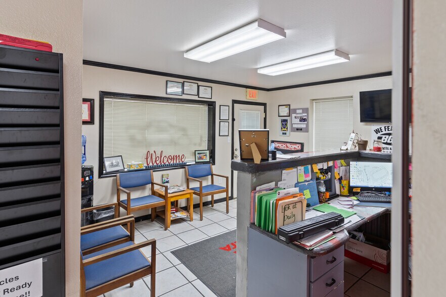 More Photos Of 955 W Kingsbury St, Seguin Auto Repair For Sale