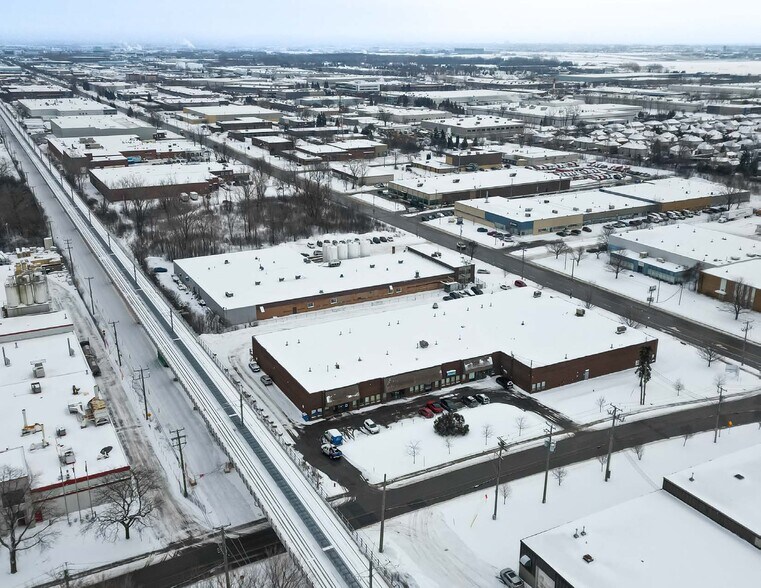 More Photos Of 93-97 Boul Hymus, Pointe-claire Distribution For Sale