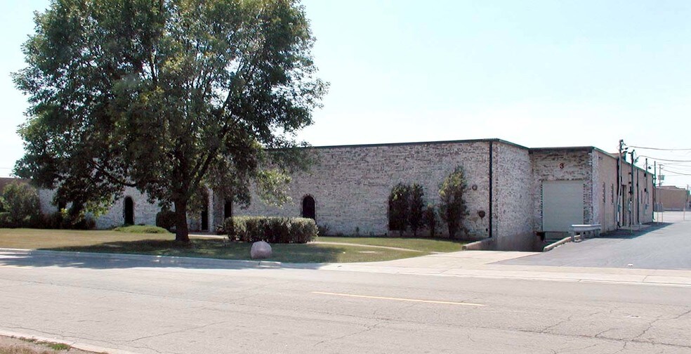 More Photos Of 492-496 Lunt Ave, Schaumburg Manufacturing For Lease