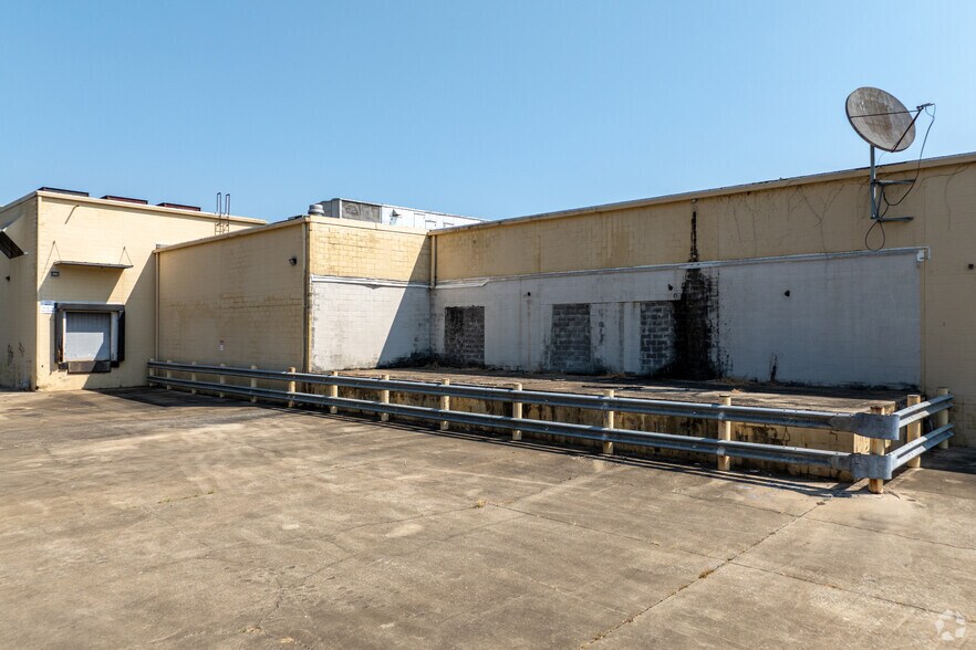 More Photos Of 1607 S Lumpkin Rd, Columbus Storefront For Lease