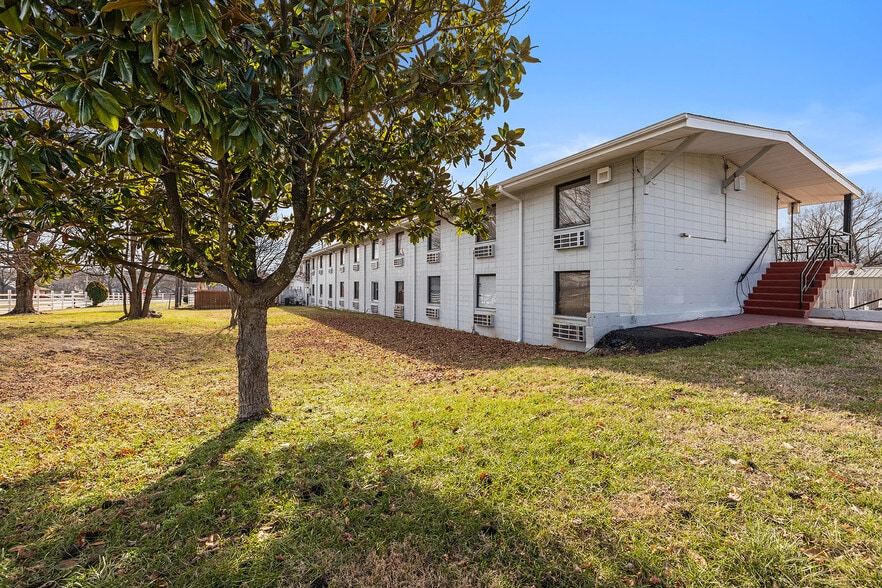 More Photos Of 3811 W Chestnut Expy, Springfield Hotel For Sale