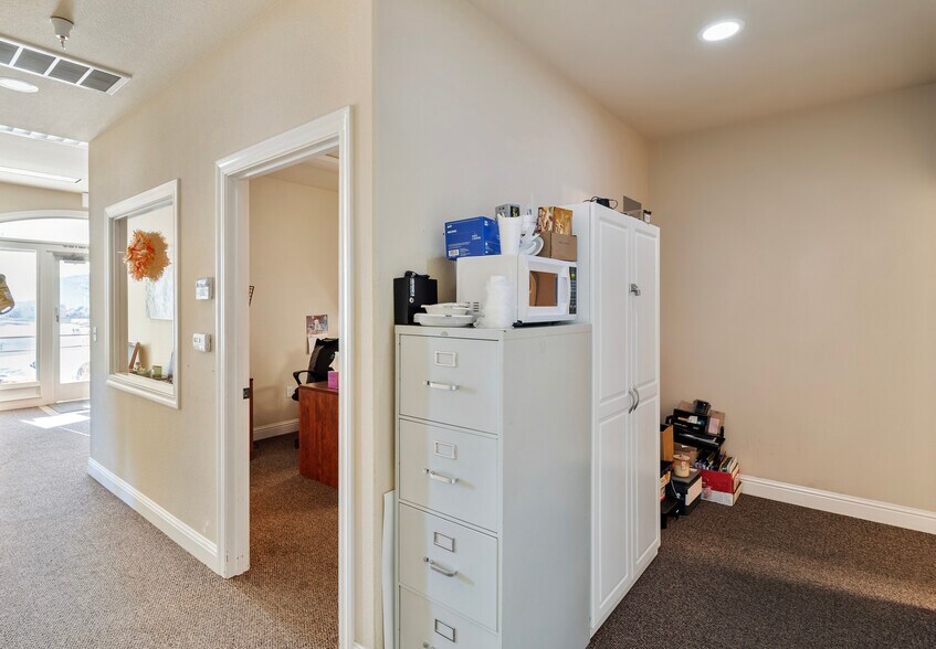 More Photos Of 3075 Crossroads Dr, Redding Light Distribution For Sale