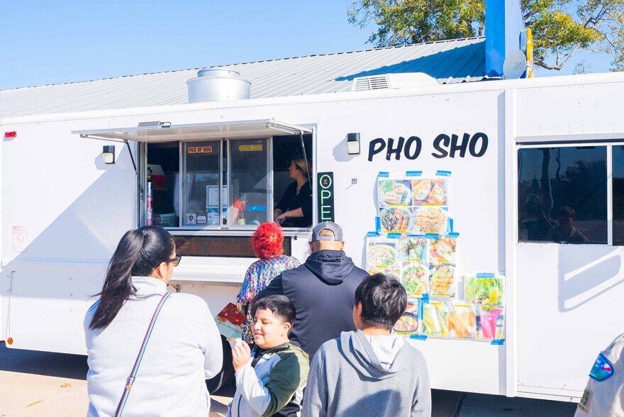 More Photos Of 2311 Main St, Waller Flex For Lease