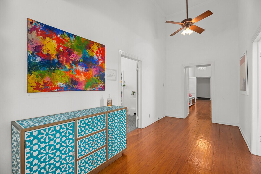 More Photos Of 1002 N Flores St, San Antonio Loft Creative Space For Lease