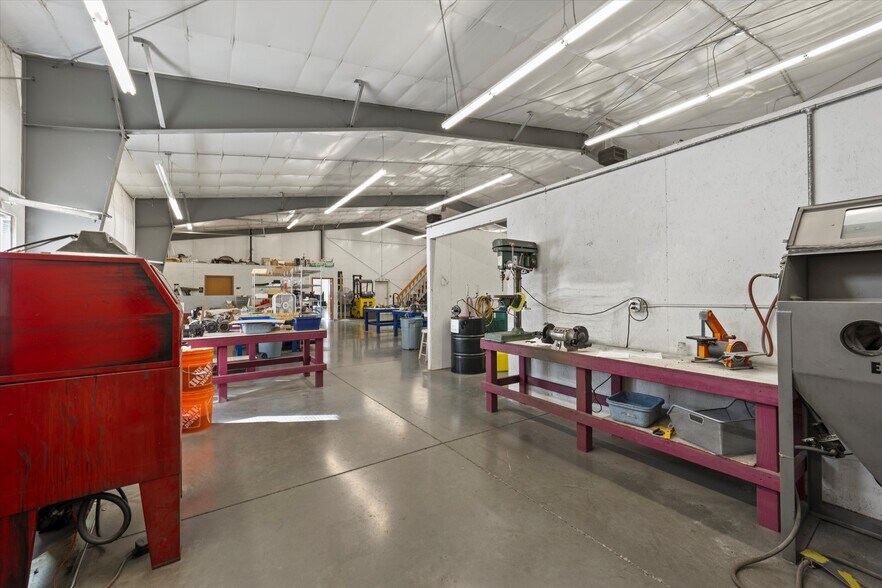 More Photos Of 720 E 3rd Ave, Moses Lake Manufacturing For Sale