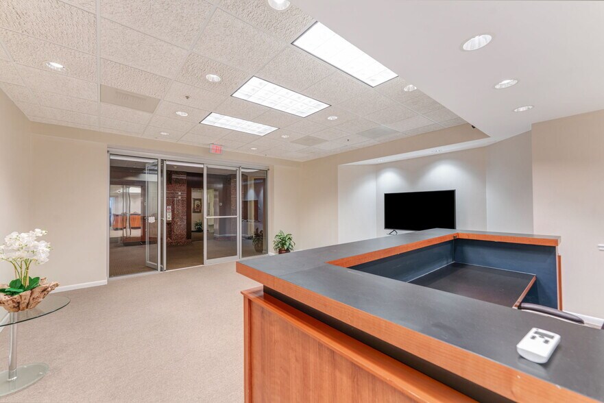 More Photos Of 2033 Main St, Sarasota Office For Lease