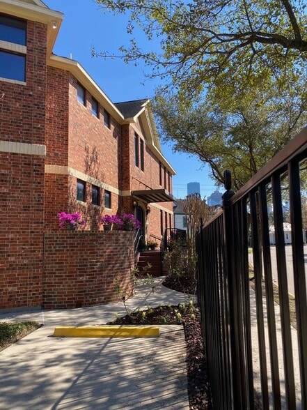 More Photos Of 800 Sawyer St, Houston Office Residential For Sale