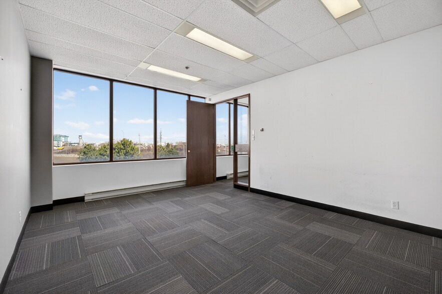 More Photos Of 455 Boul Fénelon, Dorval Medical For Lease