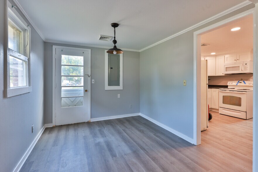 More Photos Of 551 Elm St, Martin Hotel For Sale