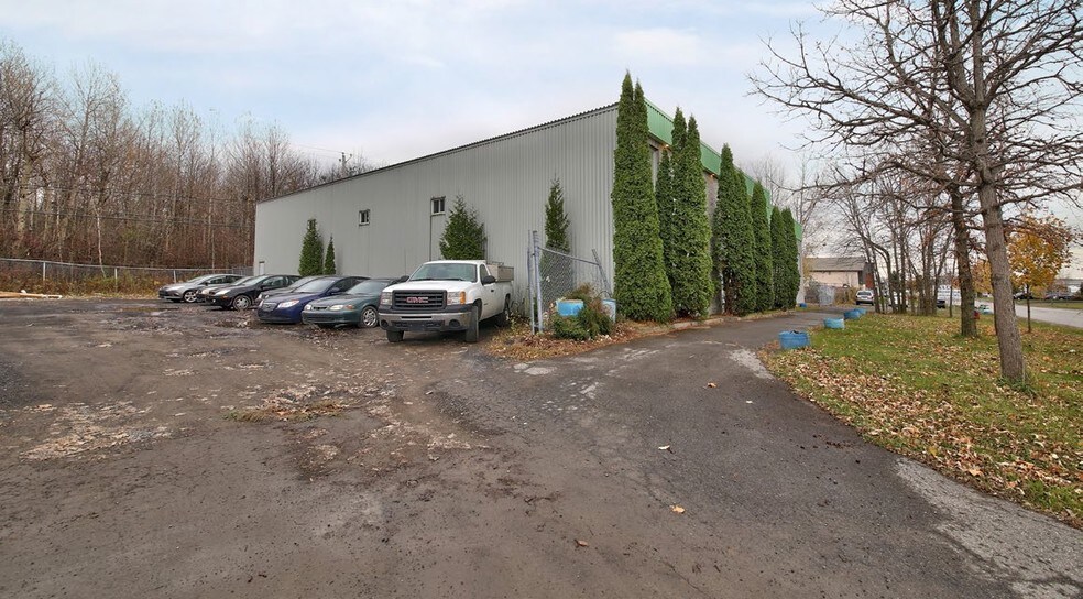 More Photos Of 2275-2277 Boul Industriel, Chambly Warehouse For Lease