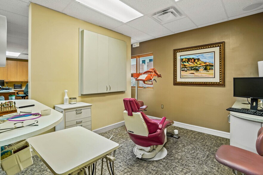 More Photos Of 404 Kiva Ct, Santa Fe Medical For Lease