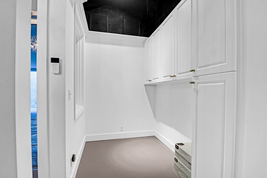 More Photos Of 182-184 E Bay St, Charleston Storefront Retail Office For Sale