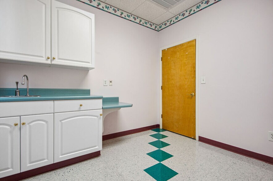 More Photos Of 43 Office Park Dr, Jacksonville Medical For Lease