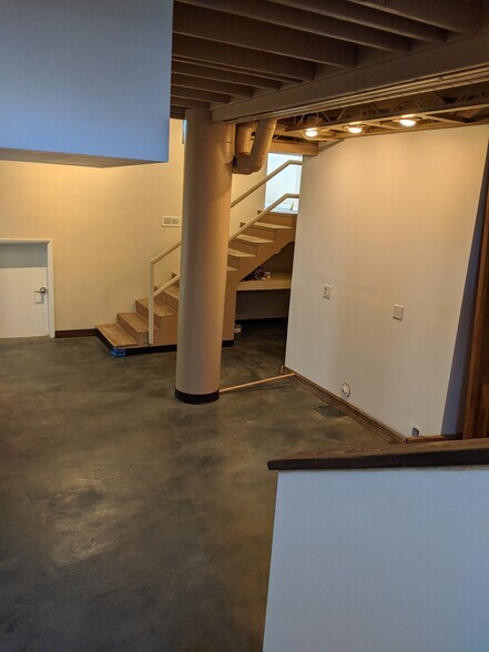 More Photos Of 6575-6577 N Avondale Ave, Chicago Service For Lease