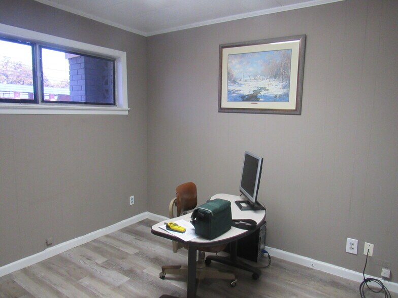 More Photos Of 1802 N Center St, Bonham Office For Sale