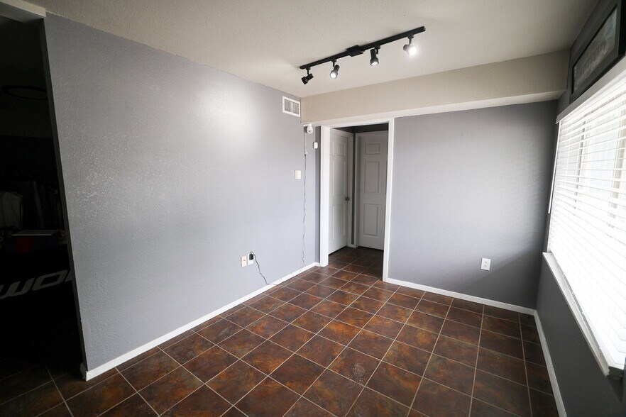 More Photos Of 415 Topeka Ave, Justin Warehouse For Sale