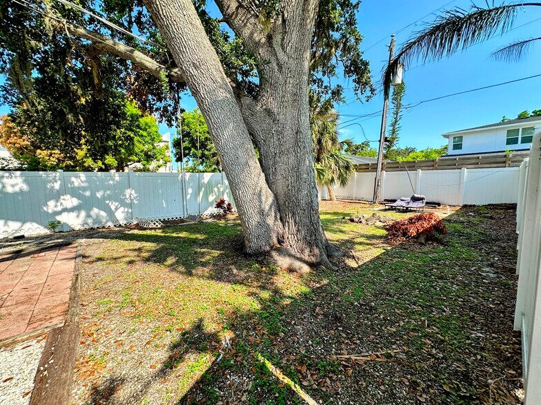 More Photos Of 2029 Sandrala Dr, Sarasota Apartments For Sale