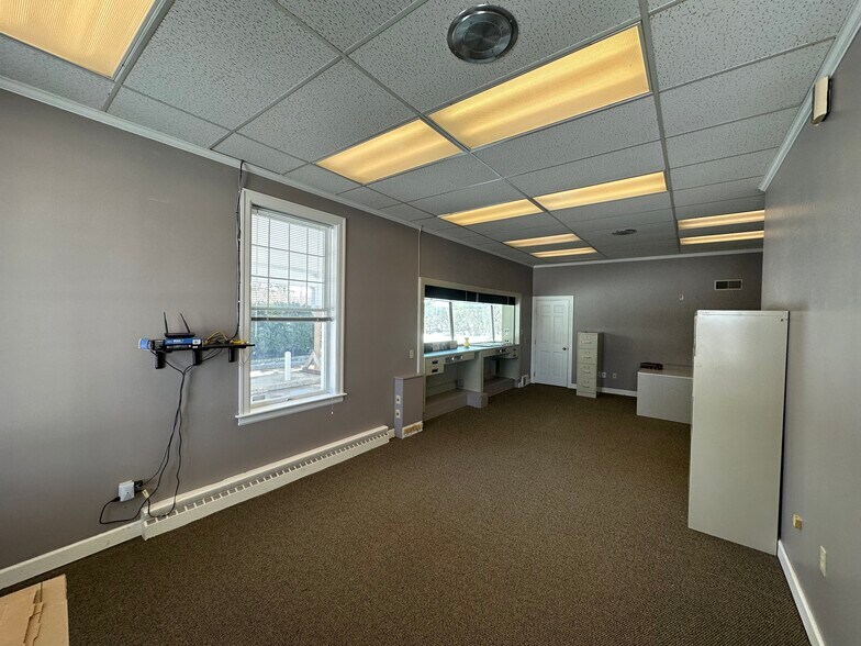 More Photos Of 8275 N 32nd St, Richland Office For Lease
