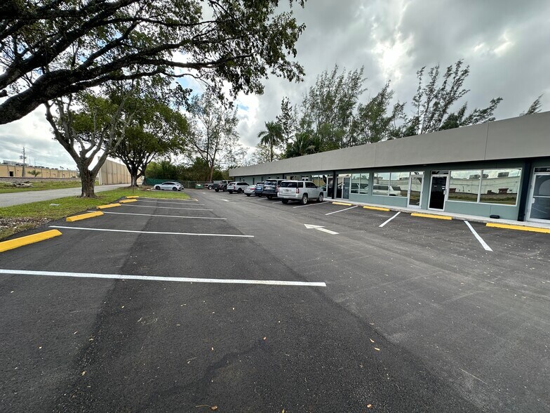 More Photos Of 2900-3050 Country Club Ln, Hallandale Beach Freestanding For Lease
