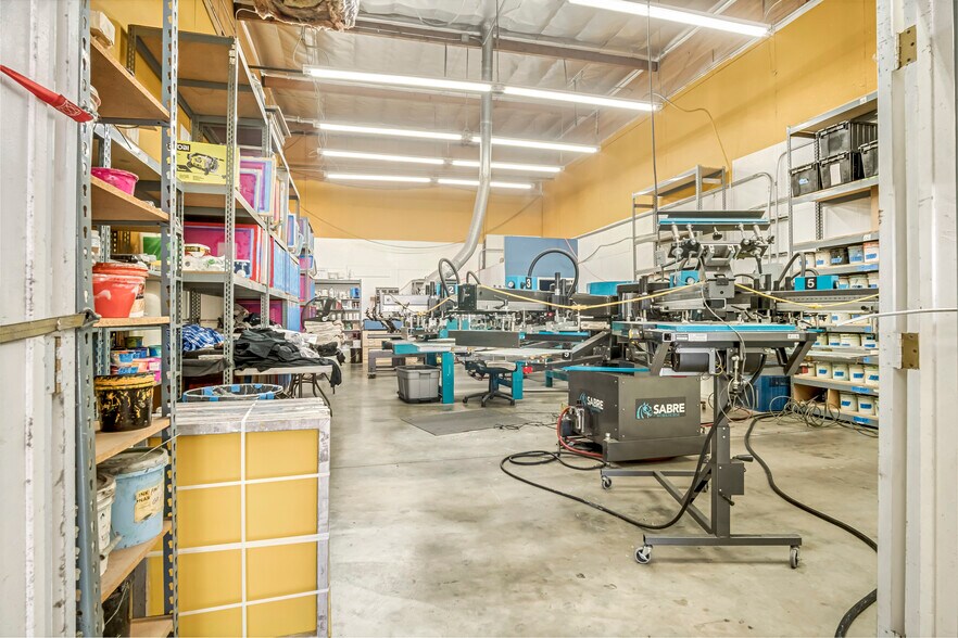 More Photos Of 13333-13345 Saticoy St, North Hollywood Warehouse For Lease