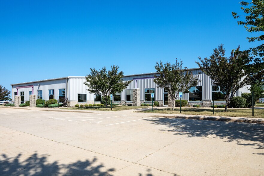 More Photos Of 921-929 Marthas Way, Hiawatha Light Distribution For Sale