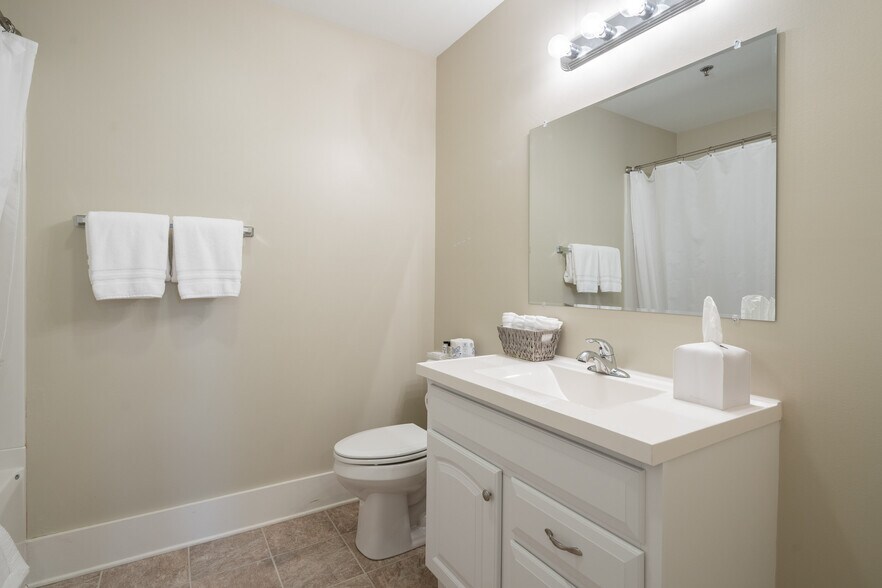 More Photos Of 738 E Main St, Belhaven Hotel For Sale