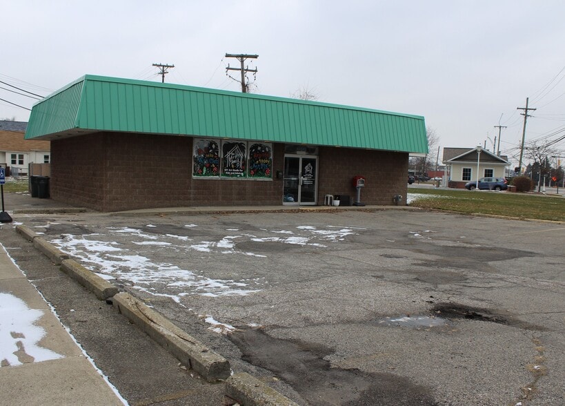 Primary Photo Of 23707 Jefferson Ave, Saint Clair Shores Freestanding For Sale