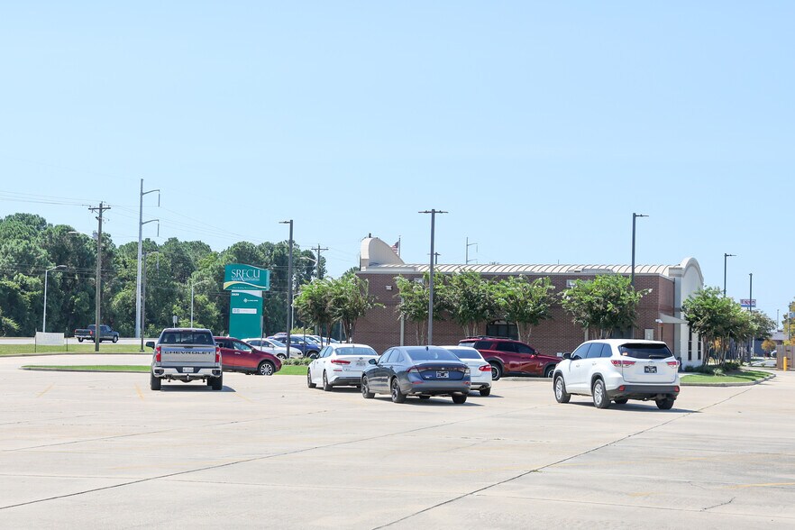 More Photos Of 3943 Denny Ave, Pascagoula General Retail For Lease