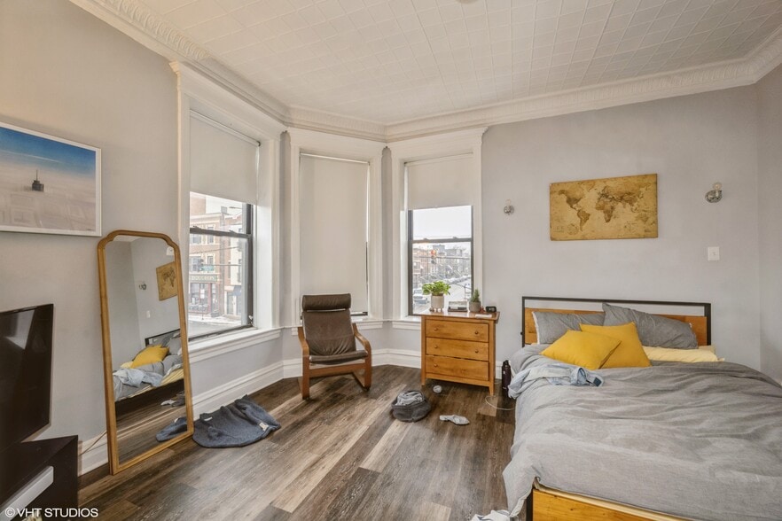 More Photos Of 1956 W Armitage Ave, Chicago Storefront Retail Residential For Sale