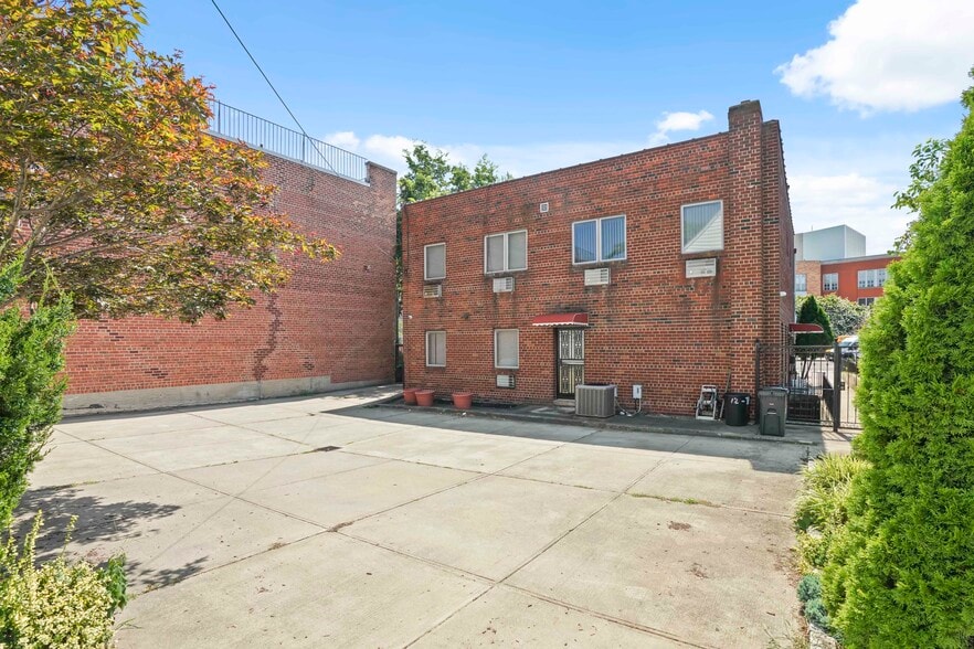 More Photos Of 72-41 Grand Ave, Flushing Medical For Lease