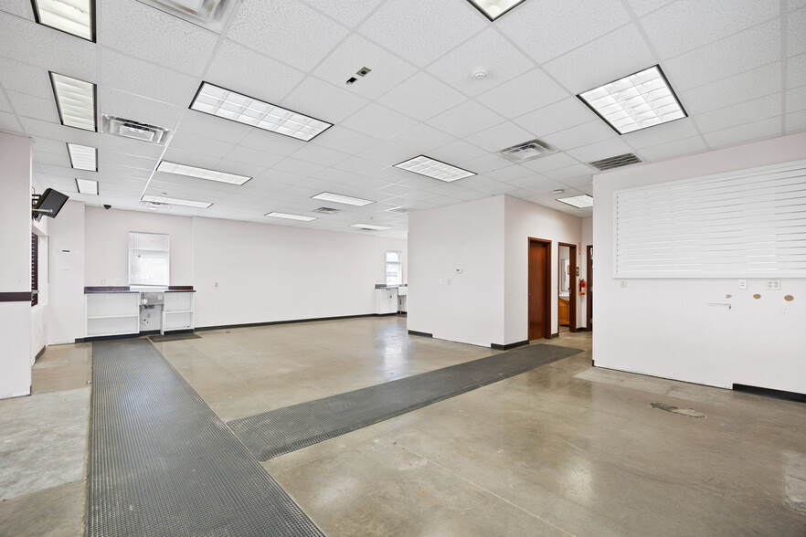 More Photos Of 1495 E 10th St, Jeffersonville Drugstore For Lease