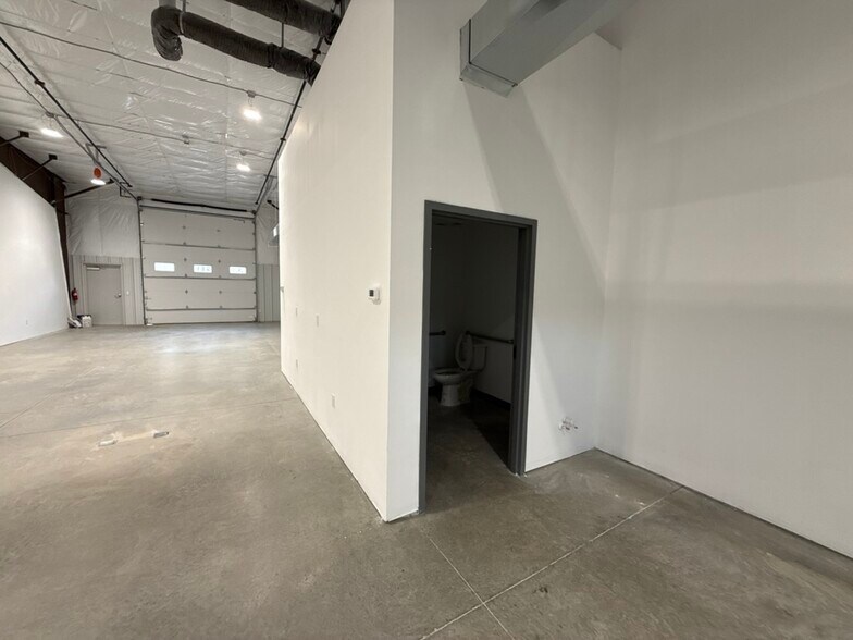 More Photos Of 3405 NW Jefferson St, Blue Springs Flex For Lease