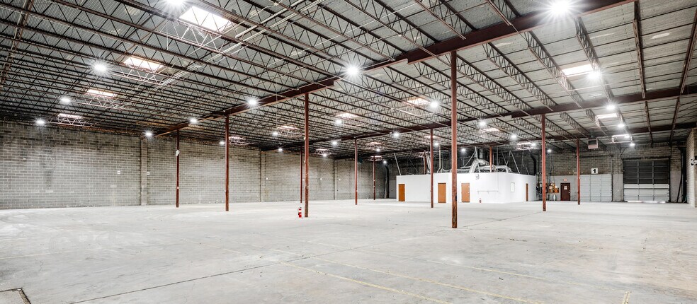 More Photos Of 11233-11251 Leo Ln, Dallas Warehouse For Lease