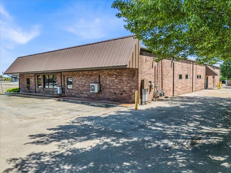 More Photos Of 201 Oakdale Rd, Johnson City General Retail For Sale