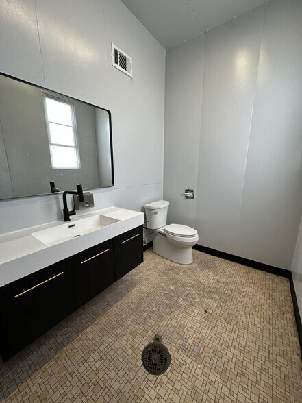 More Photos Of 201 W Main St, Laurel Service Station For Lease