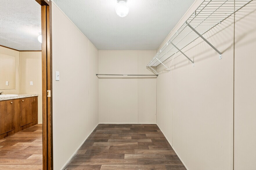 More Photos Of 7362 Washington Ave, Montgomery Flex For Sale