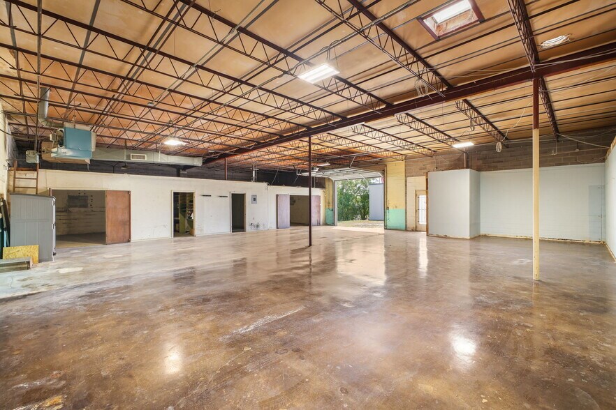 More Photos Of 8402 Speedway Dr, San Antonio Warehouse For Sale