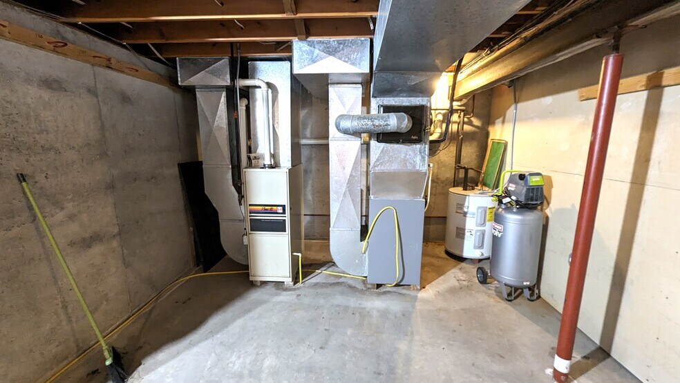 More Photos Of 1276 W Winneconne Ave, Neenah Storefront For Sale