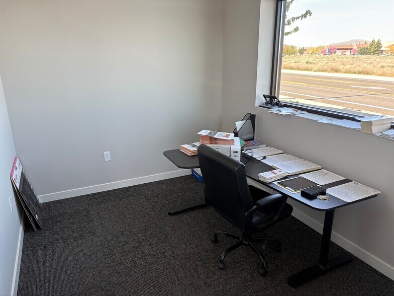 More Photos Of 6509 W. Rio Grande, Kennewick Showroom For Lease