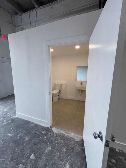 More Photos Of 3400 NW 78th Ave, Miami Showroom For Lease