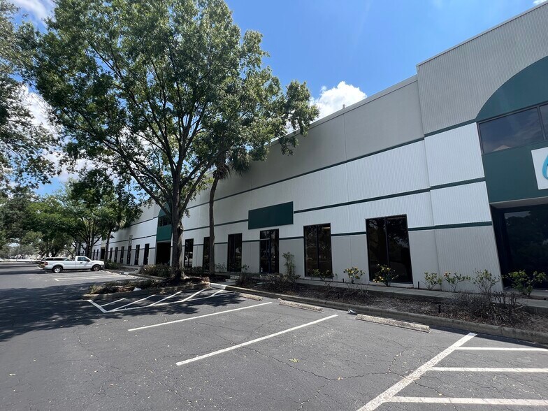 More Photos Of 9208 Palm River Rd, Tampa Warehouse For Lease