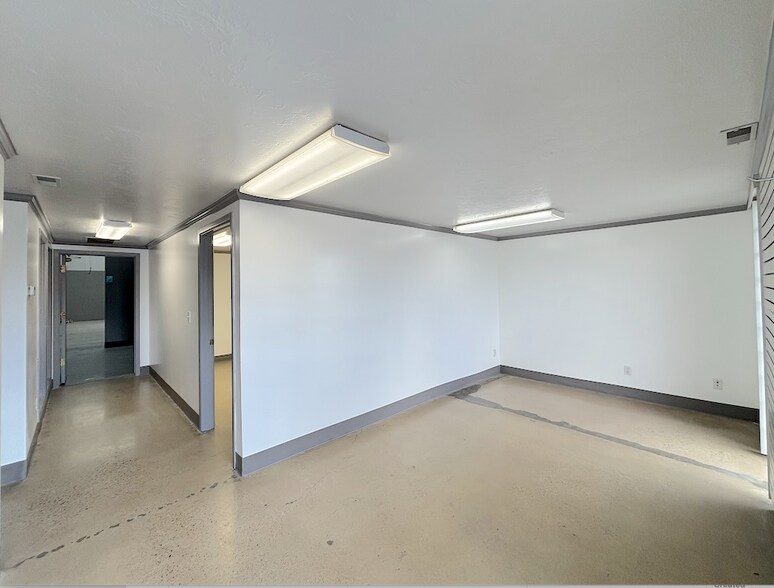 More Photos Of 257-263 W 2950 S, Salt Lk, Salt Lake City Light Manufacturing For Lease