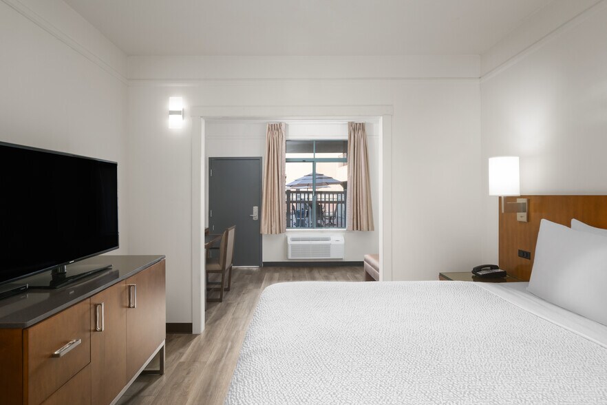 More Photos Of 631 Camino del Rio S, San Diego Hotel For Sale